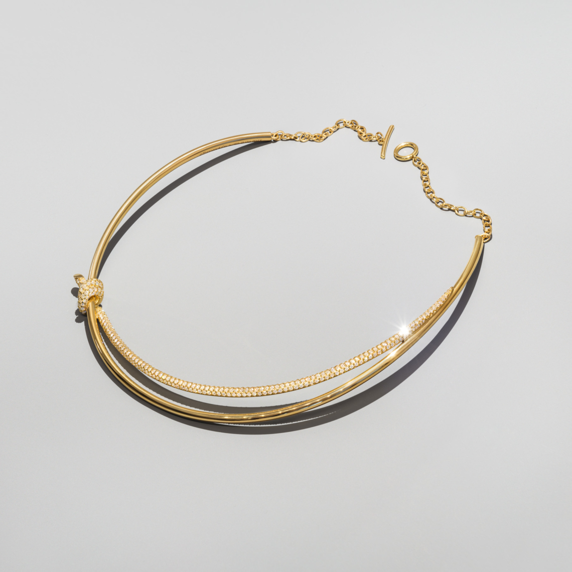 The 18k yellow gold Tiffany Knot choker with pavé diamonds Tiffany