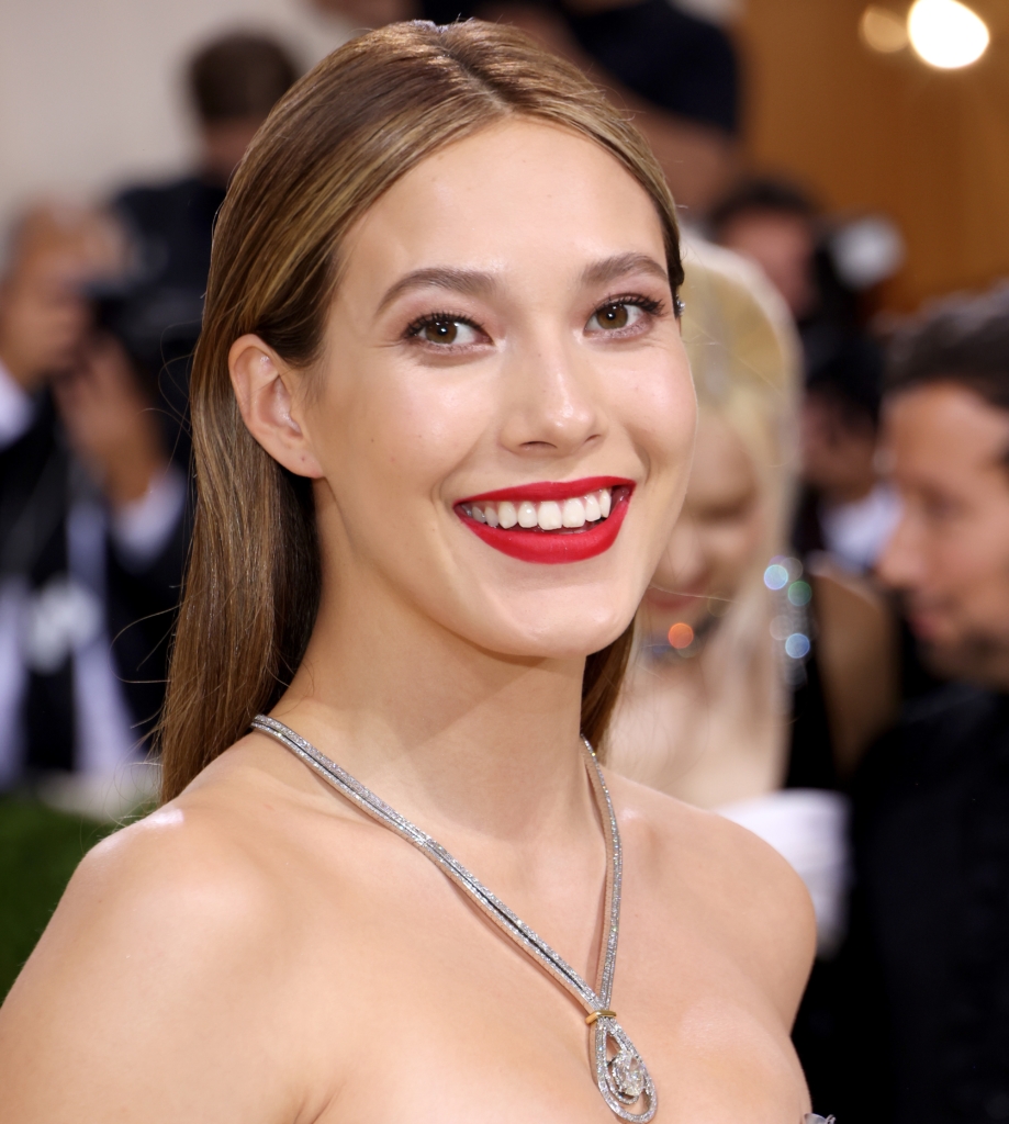 Eileen Gu Wearing Tiffany Co At The 2021 Met Gala Tiffany   Elieen Gu Display 919x1024 