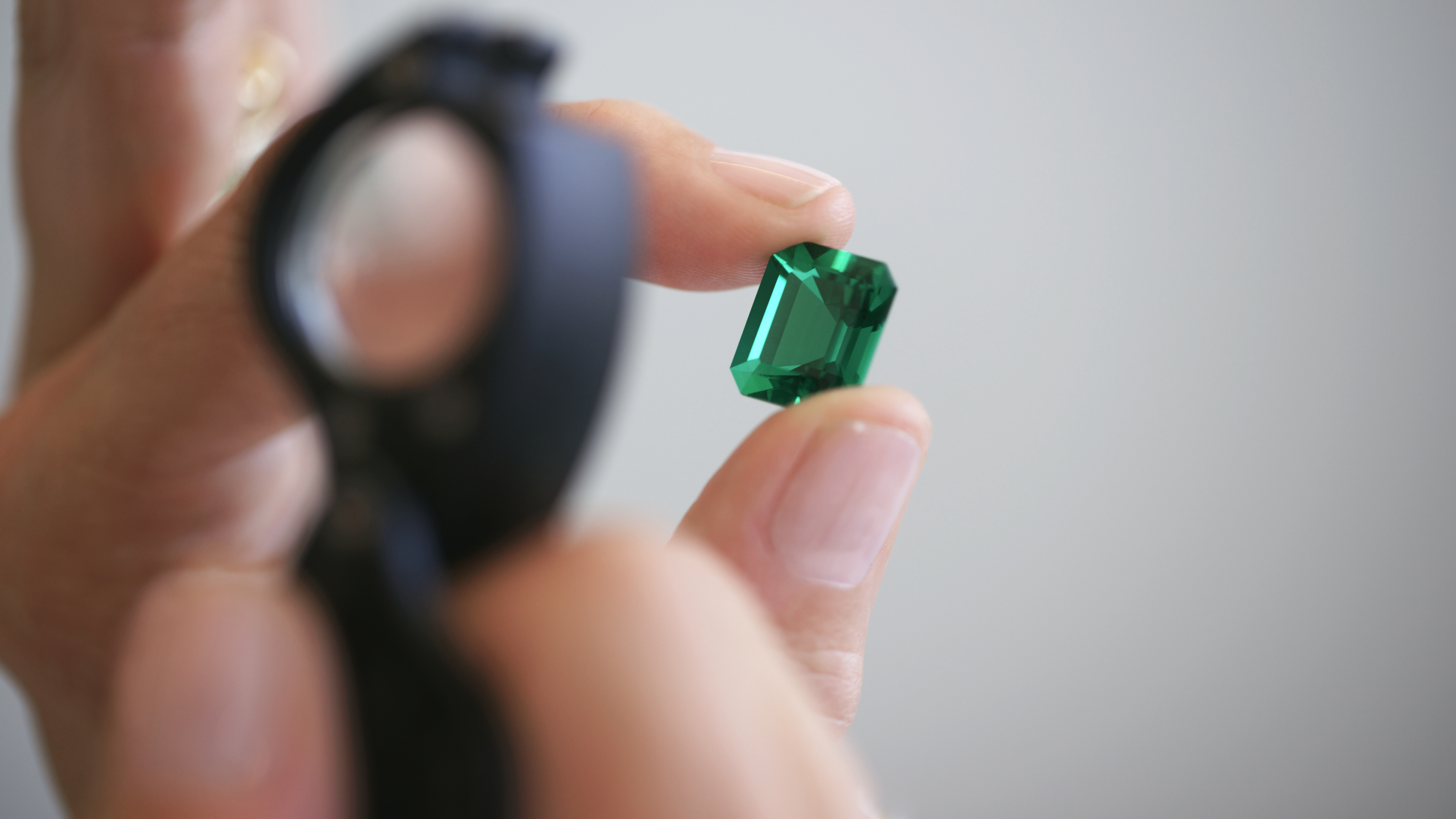 Victoria Wirth Reynolds, Chief Gemologist and Vice President of High  Jewelry Diamond and Gemstone Acquisition, Tiffany & Co., examines the  Tiffany Muzo Emerald - Tiffany